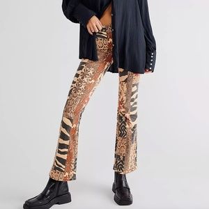 Free People - Jett Printed Low-Rise Flare Jeans - New